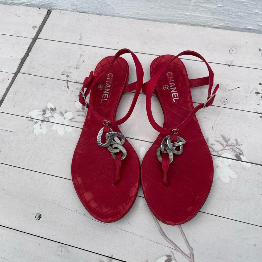 CHANEL Red Quilted Leather Chain Thong Sandals - Picture 5 of 9